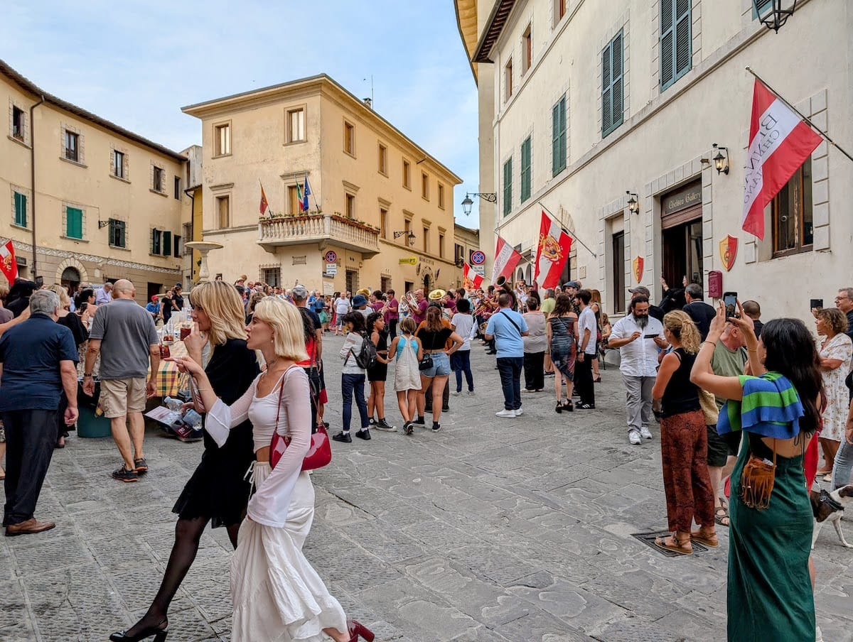 The piazza filling for the inauguration of the Chianciano Biennale 2024.
