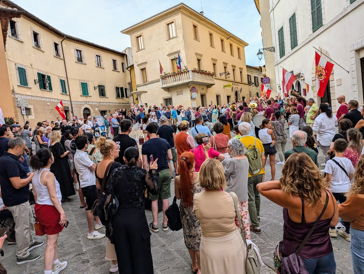 The crowd moving through the old town between the galleries.