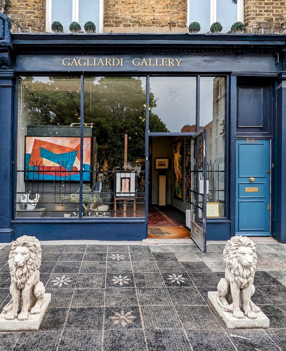Gagliardi Gallery’s blue frontage on the King’s Road, stone lions at the door.