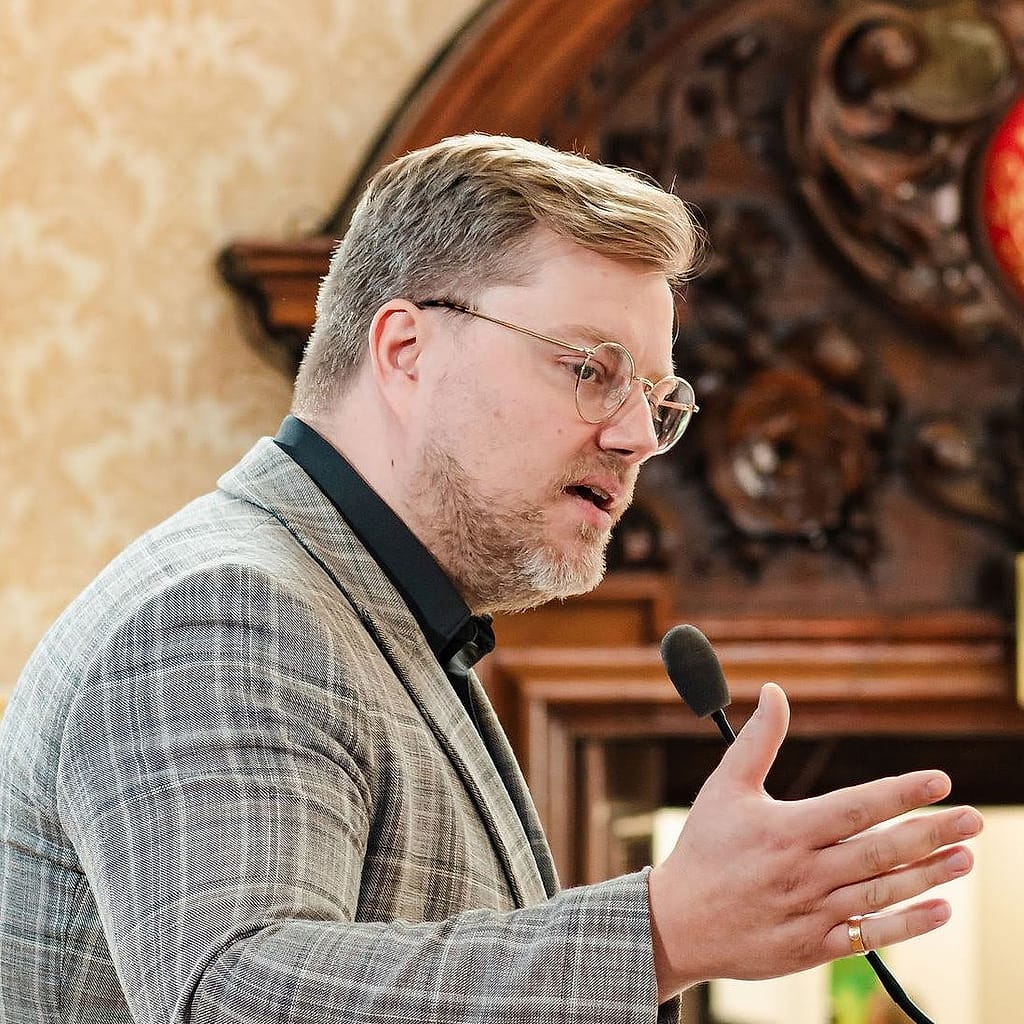Peter Gagliardi, Creative Director of the London Art Biennale, speaking at Chelsea Old Town Hall.